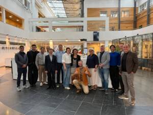 Pamiątkowe zdjęcie grupowe czołowych specjalistów z Europy biorących udział w sympozjum Dentsply Sirona Academy.